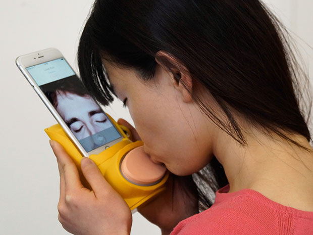 Robotic Kiss Transmitter Lets You Smooch a Loved One From Afar