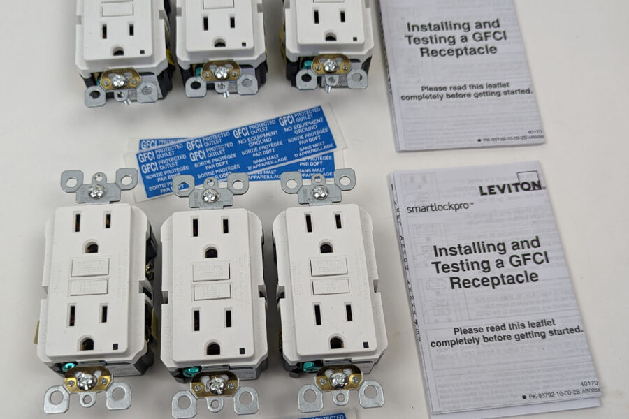 NEW Listing! FREE Shipping! 3-Pack Leviton Duplex Receptacle GFCI Outlets 15amp 125V GFNT1-3W 6 Total GFCIs