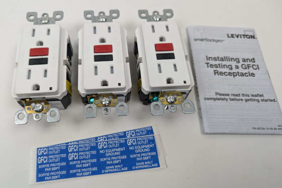 NEW Listing! FREE Shipping! 3-Pack Leviton Duplex Tamper-Resistant GFCI Outlets 15amp 125V GFTR1-R3W NEW