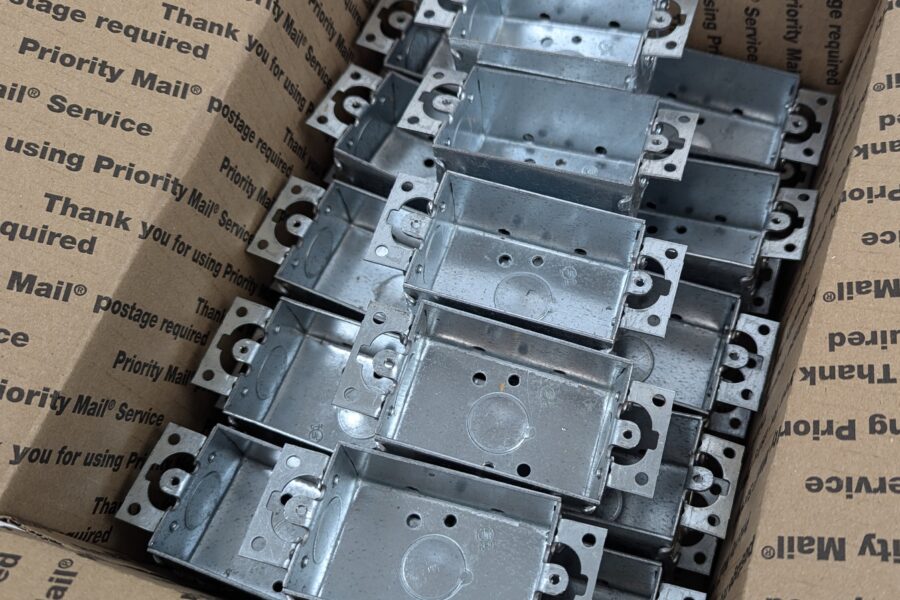 NEW Listing! FREE EXPEDITED PRIORITY MAIL Shipping! 25 Eaton Crouse-Hinds TP114 Switch Box 1-1/2″ Deep w/Mounting Ears NEW