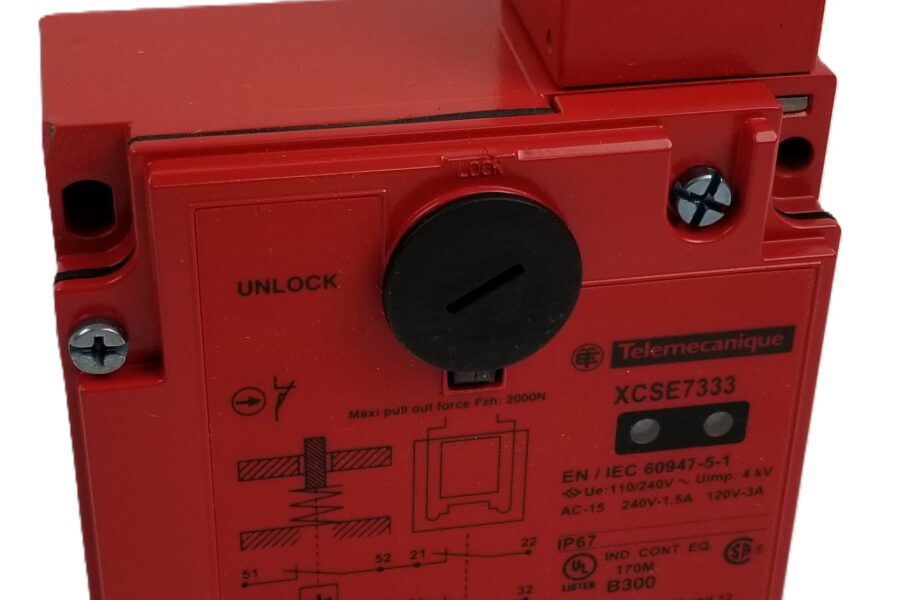 NEW LISTING! FREE EXPEDITED PRIORITY MAIL SHIPPING! Telemecanique XCSE7333 Safety Limit Interlock Switch 3PST-2NC/1NO 5A 300Vac NEW