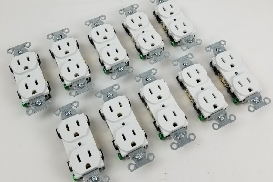 NEW LISTING! FREE EXPEDITED PRIORITY MAIL SHIPPING! Hubbell BR15WHI Duplex Receptacle White 15A 125V NEMA 5-15R Commercial Grade NEW
