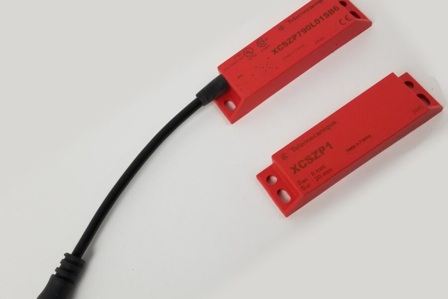 NEW LISTING! FREE EXPEDITED PRIORITY MAIL SHIPPING! Telemecanique XCSDMP790L01SB6 Safety Interlock Switch M12 24-100VDC 2NC 100A NEW